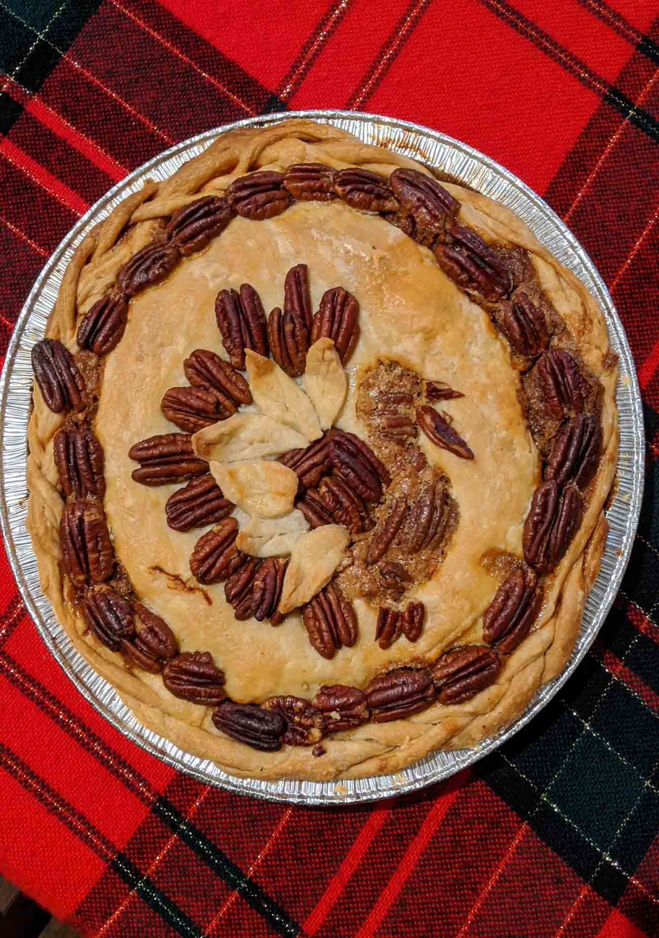Thanksgiving pie with a turkey on it